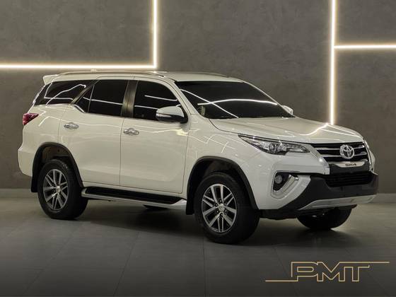 TOYOTA HILUX SW4 2.8 SRX 4X4 7 LUGARES 16V TURBO INTERCOOLER DIESEL 4P AUTOMÁTICO TOYOTA HILUX SW4 2.8 SRX 4X4 7 LUGARES 16V TURBO INTERCOOLER DIESEL 4P AUTOMÁTICO